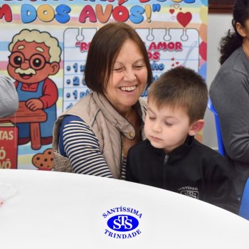 Crianças do Infantil 1, 2 e 3  vivem momentos especiais  cheios de carinho com avós