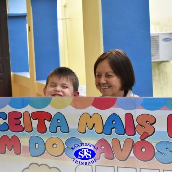 Crianças do Infantil 1, 2 e 3  vivem momentos especiais  cheios de carinho com avós