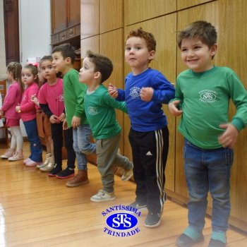 Crianças do Infantil 1, 2 e 3  vivem momentos especiais  cheios de carinho com avós