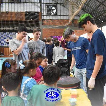 Brincando com a Ciência  desperta o interesse científico ao aproximar jovens e crianças