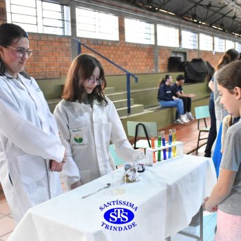 Brincando com a Ciência  desperta o interesse científico ao aproximar jovens e crianças