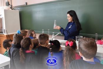Pequenos cientistas participam de aula no Laboratório de Ciências | Inf. 4