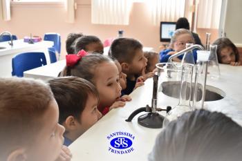 Pequenos cientistas participam de aula no Laboratório de Ciências | Inf. 4