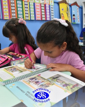 Estudantes utilizam o material do Sistema de Ensino pela primeira vez
