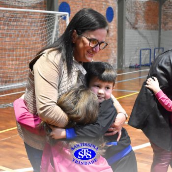 Infantil 4 e 5 celebram o Dia  dos Avós com brincadeiras,  carinho e muito afeto