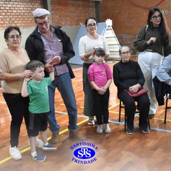 Infantil 4 e 5 celebram o Dia  dos Avós com brincadeiras,  carinho e muito afeto