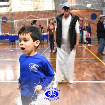 Infantil 4 e 5 celebram o Dia  dos Avós com brincadeiras,  carinho e muito afeto