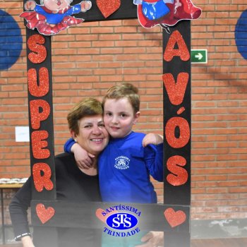 Infantil 4 e 5 celebram o Dia  dos Avós com brincadeiras,  carinho e muito afeto