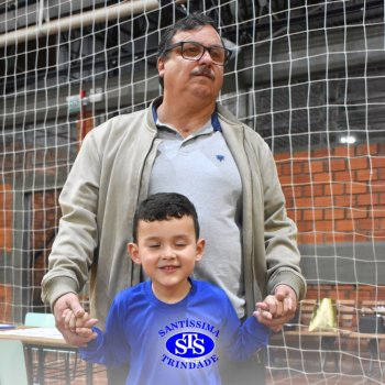 Infantil 4 e 5 celebram o Dia  dos Avós com brincadeiras,  carinho e muito afeto