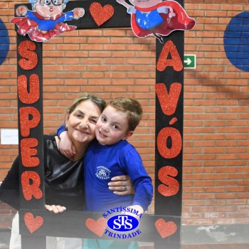 Infantil 4 e 5 celebram o Dia  dos Avós com brincadeiras,  carinho e muito afeto