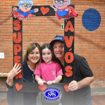 Infantil 4 e 5 celebram o Dia  dos Avós com brincadeiras,  carinho e muito afeto