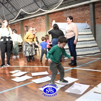Infantil 4 e 5 celebram o Dia  dos Avós com brincadeiras,  carinho e muito afeto