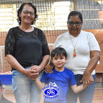 Infantil 4 e 5 celebram o Dia  dos Avós com brincadeiras,  carinho e muito afeto