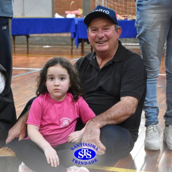 Infantil 4 e 5 celebram o Dia  dos Avós com brincadeiras,  carinho e muito afeto