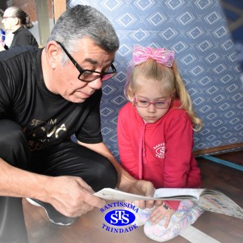 Infantil 4 e 5 celebram o Dia  dos Avós com brincadeiras,  carinho e muito afeto