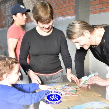Infantil 4 e 5 celebram o Dia  dos Avós com brincadeiras,  carinho e muito afeto