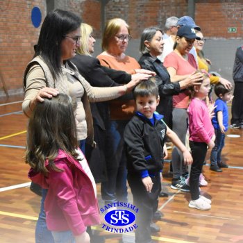 Infantil 4 e 5 celebram o Dia  dos Avós com brincadeiras,  carinho e muito afeto