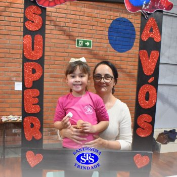 Infantil 4 e 5 celebram o Dia  dos Avós com brincadeiras,  carinho e muito afeto