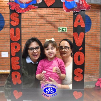 Infantil 4 e 5 celebram o Dia  dos Avós com brincadeiras,  carinho e muito afeto