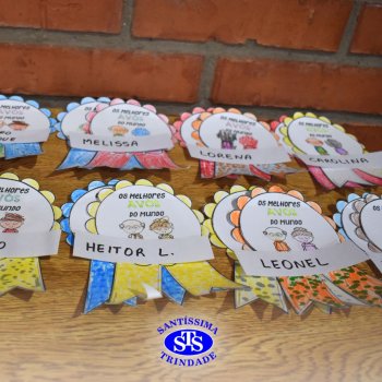 Infantil 4 e 5 celebram o Dia  dos Avós com brincadeiras,  carinho e muito afeto