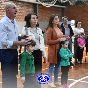 Infantil 4 e 5 celebram o Dia  dos Avós com brincadeiras,  carinho e muito afeto