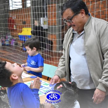 Infantil 4 e 5 celebram o Dia  dos Avós com brincadeiras,  carinho e muito afeto