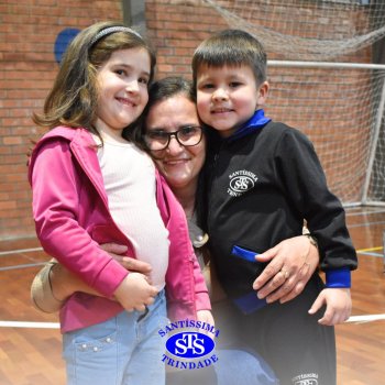 Infantil 4 e 5 celebram o Dia  dos Avós com brincadeiras,  carinho e muito afeto