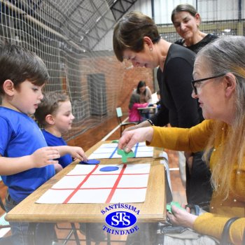 Infantil 4 e 5 celebram o Dia  dos Avós com brincadeiras,  carinho e muito afeto
