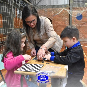 Infantil 4 e 5 celebram o Dia  dos Avós com brincadeiras,  carinho e muito afeto