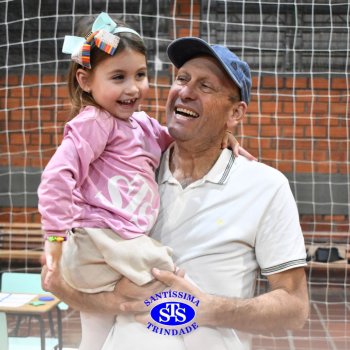 Infantil 4 e 5 celebram o Dia  dos Avós com brincadeiras,  carinho e muito afeto
