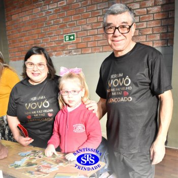 Infantil 4 e 5 celebram o Dia  dos Avós com brincadeiras,  carinho e muito afeto