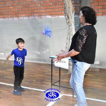 Infantil 4 e 5 celebram o Dia  dos Avós com brincadeiras,  carinho e muito afeto