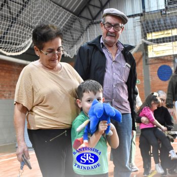 Infantil 4 e 5 celebram o Dia  dos Avós com brincadeiras,  carinho e muito afeto