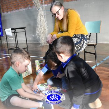 Infantil 4 e 5 celebram o Dia  dos Avós com brincadeiras,  carinho e muito afeto