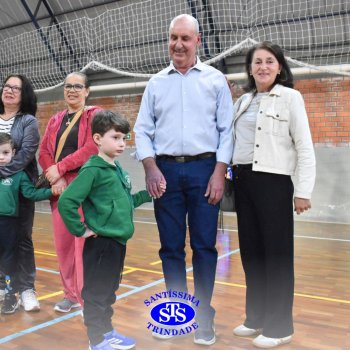 Infantil 4 e 5 celebram o Dia  dos Avós com brincadeiras,  carinho e muito afeto