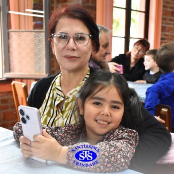 Infantil 4 e 5 celebram o Dia  dos Avós com brincadeiras,  carinho e muito afeto