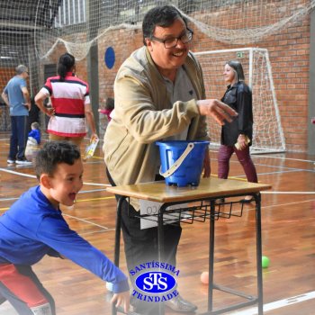 Infantil 4 e 5 celebram o Dia  dos Avós com brincadeiras,  carinho e muito afeto