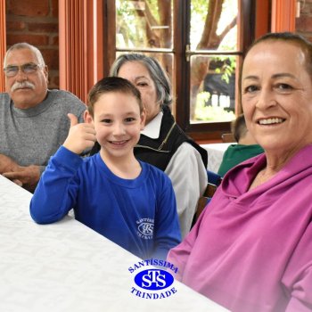 Infantil 4 e 5 celebram o Dia  dos Avós com brincadeiras,  carinho e muito afeto