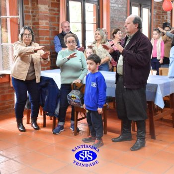 Infantil 4 e 5 celebram o Dia  dos Avós com brincadeiras,  carinho e muito afeto