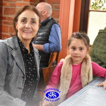 Infantil 4 e 5 celebram o Dia  dos Avós com brincadeiras,  carinho e muito afeto