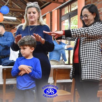 Infantil 4 e 5 celebram o Dia  dos Avós com brincadeiras,  carinho e muito afeto