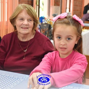 Infantil 4 e 5 celebram o Dia  dos Avós com brincadeiras,  carinho e muito afeto