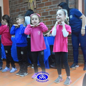 Infantil 4 e 5 celebram o Dia  dos Avós com brincadeiras,  carinho e muito afeto