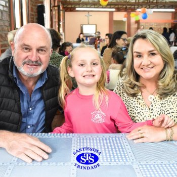 Infantil 4 e 5 celebram o Dia  dos Avós com brincadeiras,  carinho e muito afeto