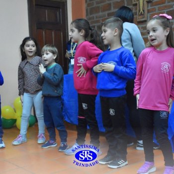 Infantil 4 e 5 celebram o Dia  dos Avós com brincadeiras,  carinho e muito afeto