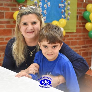 Infantil 4 e 5 celebram o Dia  dos Avós com brincadeiras,  carinho e muito afeto