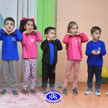 Infantil 4 e 5 celebram o Dia  dos Avós com brincadeiras,  carinho e muito afeto