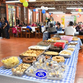 Infantil 4 e 5 celebram o Dia  dos Avós com brincadeiras,  carinho e muito afeto
