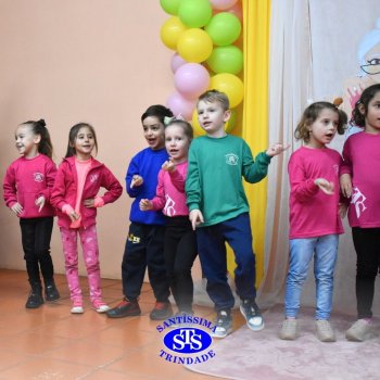 Infantil 4 e 5 celebram o Dia  dos Avós com brincadeiras,  carinho e muito afeto