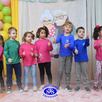 Infantil 4 e 5 celebram o Dia  dos Avós com brincadeiras,  carinho e muito afeto